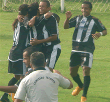 Jogadores comemoram o gol de Rodrigo Félix