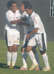 Reinaldo comemora o primeiro gol do CEC
