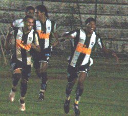Luiz Carlos comemora o segundo gol do CEC