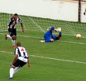 Luiz Carlos e Panda comemoram: Ceilândia 1 x 0