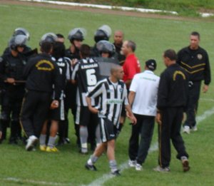 Jogadores do Botafogo pressionam a arbitragem