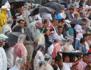 Público no Abadiâo : muito chuva