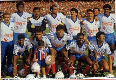 Agachados a partir da esquerda: Marquinhos, Bobô e Charles. Bahia campeão brasileiro de 1988