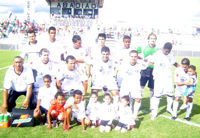 Em 2006 o CEC goleou o Guará por 8x2 com Didão, Humberto, Luiz Fernando, Paulinho e Branco (em pé); Miron, Cassius, Wagner, Thiago, Reinaldo e Ewerton