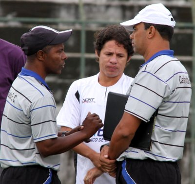 Marquinhos Bahia, Iranildo e Ferreira, preparador físico: conversa para saber estado atlético do jogador.