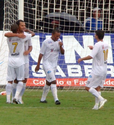 Cassius comemora seu gol na vitória sobre o Dom Pedro em 2010: 2 x 0