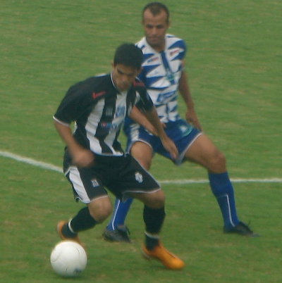 Em 2008, Rodrigo Félix em ação: Brazlândia, com incentivo financeiro dos adversários, tirou o CEC das finais em pleno Abadião.