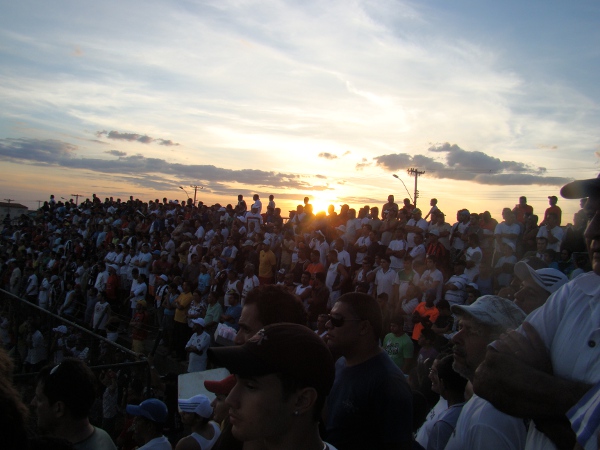 Abadião lotado em 2010: Festa para a torcida na final contra o Brasiliense