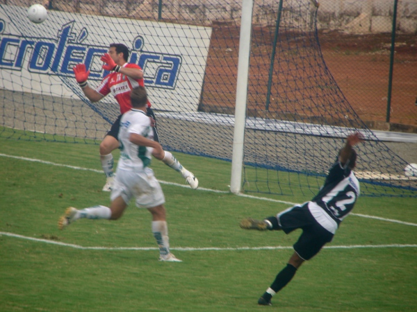Thompson marca o gol da vitória contra o Gama em março de 2008