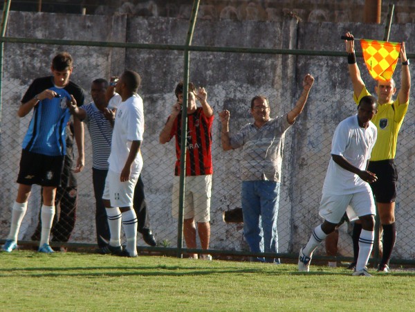Na última partida apitada por Rodrigo Raposo: Marquinhos Bahia expulso e vitória sofrida