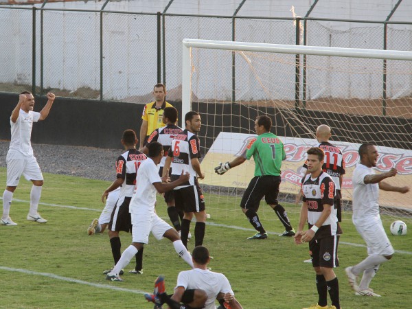 Ceilândia comemora o gol de Dimba: massacre no segundo tempo