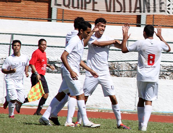 Gustavo comemora o terceiro gol do CEC