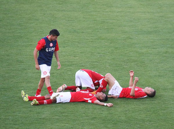 Jogadores do Brasília, exaustos, comemoram