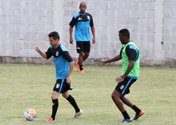 Valdinei, ao fundo, observa Tiaguinho e Chulapa: agradou e pode entrar no time: