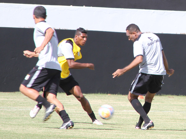 Adriano Felício contra Badhuga: meia pode ajudar