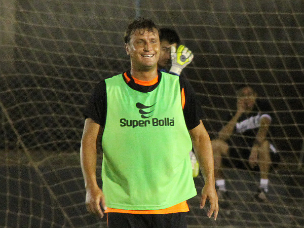 Fabio Paulista treinou com desenvoltura