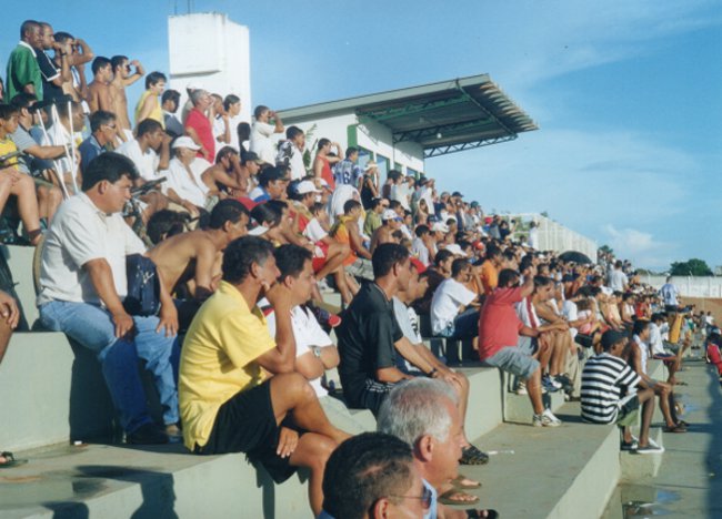 2002: estádio cheio para jogo contra o Brazlândia. Público menor ano após ano