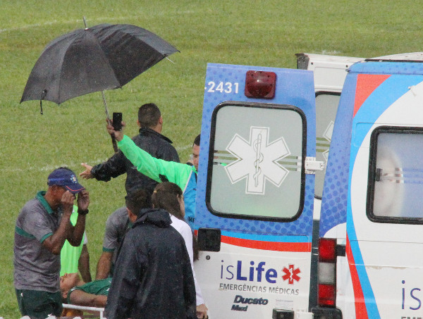 Já no final do jogo, atleta do Formosa vai para a ambulancia (sem maiores informações da gravidade)