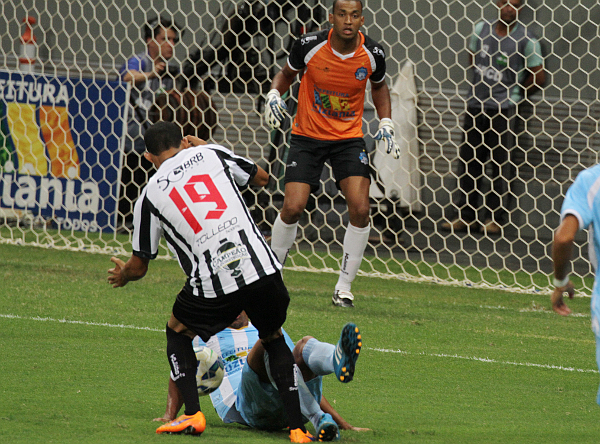 Wesley reclamou penalti no toque de mão: contra o Brasiliense, o Ceilândia teve dois penaltis contra si em lances da mesma natureza