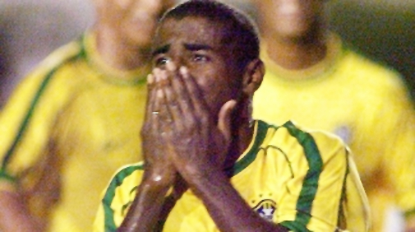 Baiano comemora seu gol diante do Chile no Pre-Olímpico de 2000 (Getty Images)