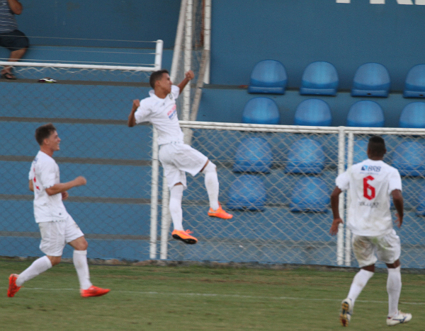Matheusinho comemora seu gol diante da Aparecidense: desfalque certo