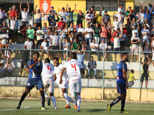 Badhuga e Klécio comemoram o segundo gol: Ceilândia está na terceira fase da Série D 2016