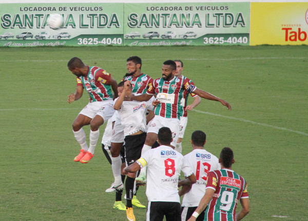 Na falta do último passe, Fluminense abusou da jogada aérea