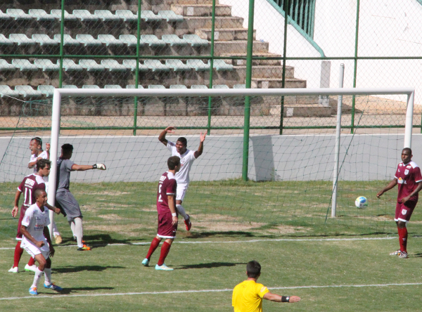 Badhuga e Cassius comemoram o gol de Felipe Cirne em 2015 na vitória por 3 x 1