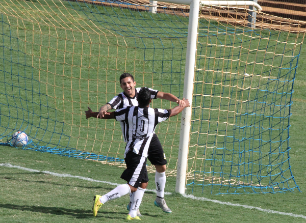 Formiga comemora seu primeiro gol com Allanzinho
