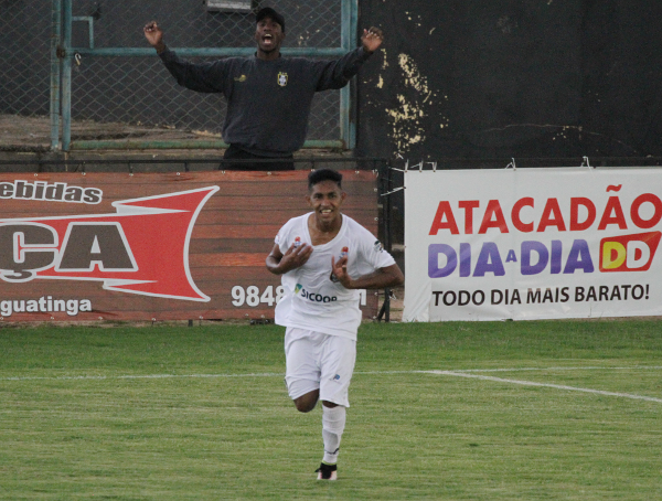 Ronan comemora o terceiro gol do Ceilândia, o gol da virada