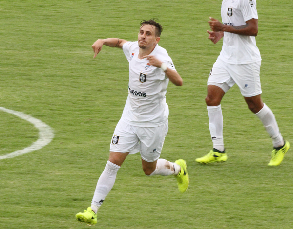 Julio Ferrari comemora o gol do empate: Ceilândia agora está nas semifinais