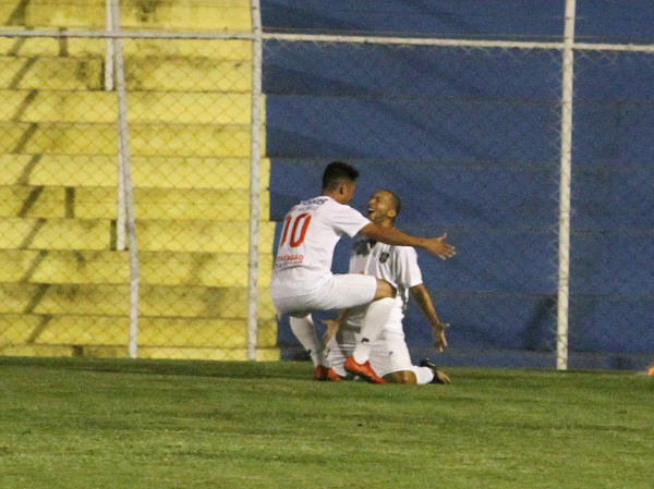 Mirandinha comemora o gol de empate. Depois disso, o Ceilândia não conseguiu mais jogar.