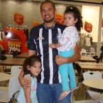 Josimar Costa com as filhas: feliz com a camisa