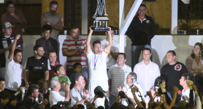 Dimba levanta o troféu: Ceilândia campeão metropolitano de 2012